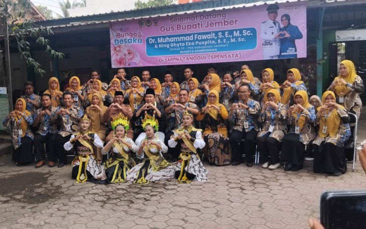 Bupati Jember Muhammad Fawait menyampaikan motivasi kepada lebih dari 1.000 siswa agar fokus mengejar pendidikan sebagai bekal meraih masa depan pada Apel 1.000 Siswa di SMP Negeri 1 Tanggul, Selasa (28/7/2026).