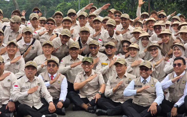 Wamenhaj Dahnil Anzar Simanjuntak bersama PPIH di Asrama Haji Pondok Gede, Jumat (17/4)