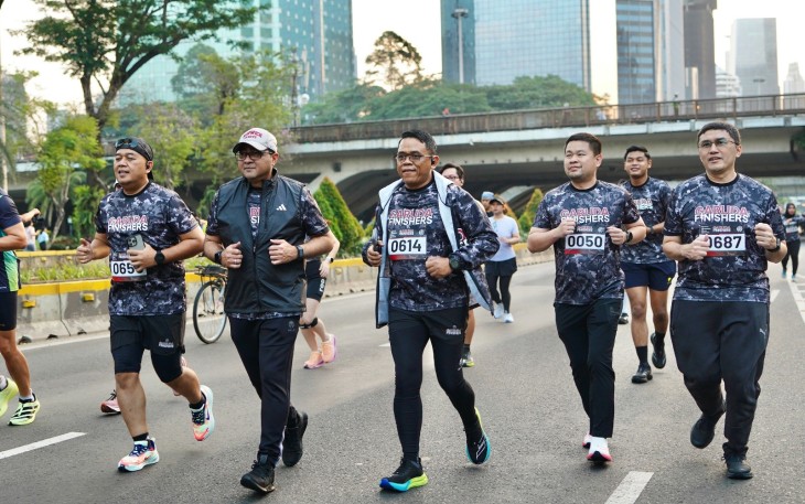 Menteri Ekonomi Kreatif/Kepala Badan Ekonomi Kreatif (Ekraf), Teuku Riefky Harsya, menghadiri peluncuran Garuda Finishers  di Gelora Bung Karno (GBK), Jakarta, Minggu (26/7/2026).