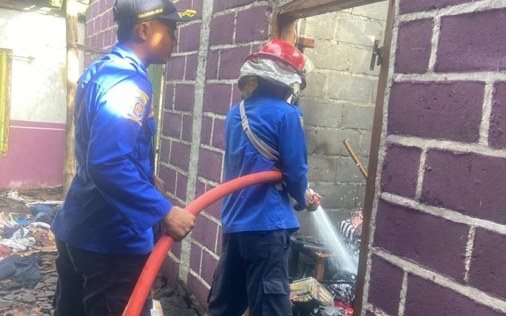 Petugas Damkar Karanganyar memadamkan api yang membakar rumah milik Ngatiyem di Dusun Tohkuning, RT 02/RW 14, Desa Karangpandan, Karanganyar, Jumat pagi (6/3/2026).