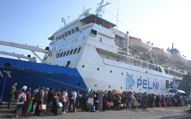 Ratusan penumpang yang hendak melakukan perjalanan arus balik dari pelabuhan Bitung pasca libur lebaran.
