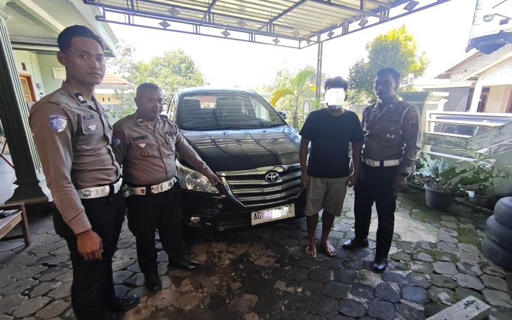 Polisi mengamankan terduga pelaku tabrak lari, DA (26), warga Jatipuro, Karanganyar, beserta mobilnya. (Foto: Istimewa)