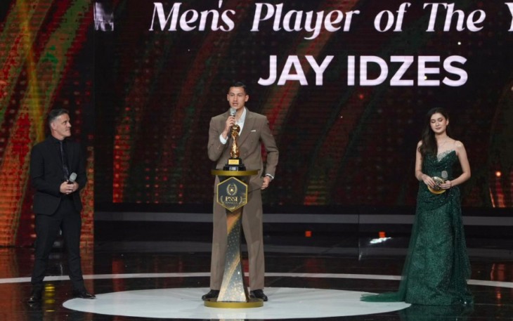 Jay Idzes saat memberikan sambutan usai menerima trophy pemain terbaik PSSI Award 2026, di Jakarta, Sabtu (28/3)