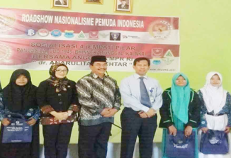 Memakai kacamata, Anggota MPR RI Anarulita Muchtar saat meyempatkan diri berfoto dengan panitia dan siswa Roadshow Nasionalisme Pemuda Indonesia di Gedung PGRI Seluma, Kamis (16/02/2017).