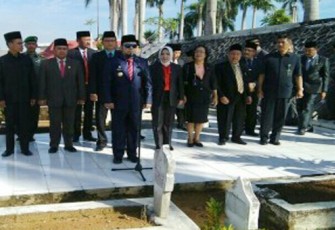 Walikota Helmi Hasan Ziarah dan Tabur Bunga di Makam Mantan Walikota 
