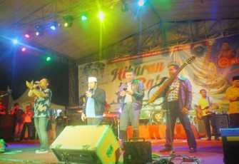 Wali Band saat duet bersama Walikota Helmi Hasan lagu tobat maksiat (tomat)