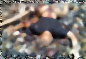 Mayat tanpa identitas saat ditemukan di bibir pantai dengan kondisi tertelungkup, memakai baju kaos oblong berwarna hitam dan tidak memakai celana.