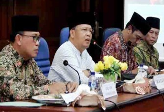 Wakil Gubernur Rohidin Mersyah saat membuka Rakor Pemetaan Status kondisi jalan dan jembatan serta rencana pembangunan jalan tahun 2017, Dinas Pekerjaan Umum dan Biro Pembangunan Se-Provinsi Bengkulu di Ruang Pola Setda, pada Jumat (10/03/2017).