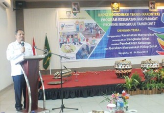 Sekretaris Direktorat Jenderal Kesehatan Masyarakat Kemenkes RI, Dr. Kuwat Sri Hudoyo saat menghadiri acara Rakontek program kesehatan tingkat Provinsi Bengkulu tahun 2017, di Hotel Madeline, Kamis (23/03/2017).