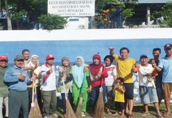 Warga Jalan Sepakat nampak bersemangat gotong royong bersihkan lingkungan, Jumat (14/04/2017) 
