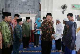 Pembagian zakat di Masjid Akbar At-Taqwa, Anggut Atas, Kamis (27/4)