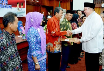 Gubernur Bengkulu Ridwan Mukti saat memberikan piagam penghargaan kepada peserta pensiun otomatis