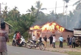 Kebakaran hebat melalap habis rumah warga Desa Pulau Makmur, Kecamatan Ipuh Kabupaten Muko-Muko, Senin (17/04/2017). 
