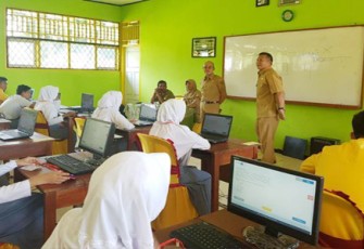 Wakil Bupati Bengkulu Selatan Gusnan Mulyadi didampingi Kepala Dinas Pendidikan dan Kebudayaan Novianto memonitoring pelaksanaan Ujian Nasional Berbasis Komputer (UNBK), Senin 10/04/2007.