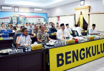 Gubernur Bengkulu, Kapolda dan Kepala Bulog saat menyaksikan video conference.