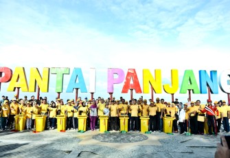 Gubernur Bengkulu didampingi Danlanal dan kepala-kepala Dinas di Provinsi Bengkulu  Foto Bersama setelah penyerahan alat-alat keberihan
