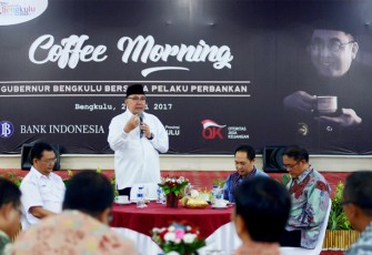 Gubernur Bengkulu Ridwan Mukti saat 'ngopi bareng' bersama Otoritas Jasa Keuangan dan pelaku perbankan se-Provinsi Bengkulu, di Balai Raya Semarak, pada Rabu (24/05/2017). 