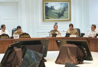 Gubernur Ridwan Mukti saat melakukan rapat koordinsi terbatas bersama Presiden Jokowi dan Wakil Presiden Jusuf Kalla, Rabu (31/5/17).