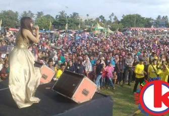 Artis KDI dan D'Academy menggoyang ribuan penonton yang memadati Lapangan Merdeka Kabupaten Kaur, Selasa (23/05/2017).