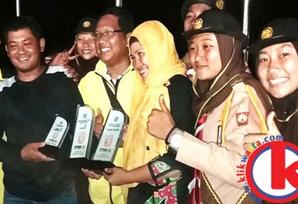 Kontingen Pramuka Madrasah saat memperlihatkan piala, Foto: Rolly, Humas Kanwil Kemenag Provinsi Bengkulu