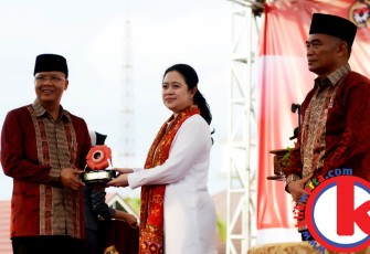 Wagub Rohidin Mersyah saat memberikan cindera mata ke Menko PMK Puan Maharani pada pembukaan kegiatan Lasenas 2017
