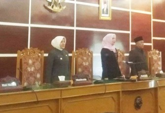 Ketua DPRD Kota Bengkulu, Erna Sari Dewi, Wakil Walikota Bengkulu, Ir. Patriana Sosialinda dan Wakil Ketua I DPRD Kota Bengkulu, Yudi Darmawansyah tampak serius menyanyikan lagu Indonesia raya