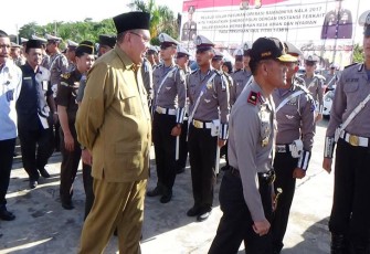 Apel gelar pasukan dalam rangka cipta kondisi jelang lebaran, di Sport center Pantai Panjang Bengkulu, Senin (19/6). 
