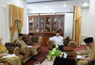 Gubernur Bengkulu saat melakukan rapat terbatas dengan Kepala Dinas Peternak an dan Kesehatan Hewan (Disnakeswan) Provinsi  Bengkulu, di ruang kerja Gubernur, pada Senen (5/6).