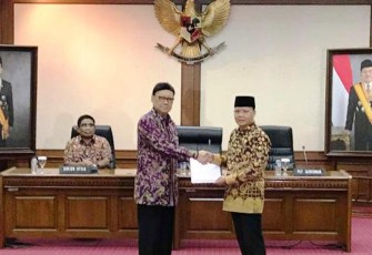 Mendagri Tjahjo Kumolo menyerahkan SK penunjukkan Rohidin Mersyah sebagai Plt Gubernur Bengkulu, di kantor Kemendagri pada Kamis (22/6) petang sekitar pukul 18.30 WIB. Foto (RBTV.CO.ID)