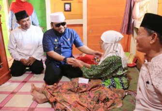 Walikota Hemi Hasan saat membujuk nenek Alima untuk berobat