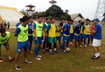 Tim Persikad Depok saat melakukan latihan di Stadion Semarak, Sawah Lebar Bengkulu, Sabtu (15/07/2017). 