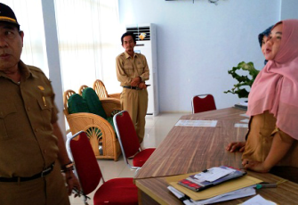 Sekda Seluma Irihadi saat sidak ke Puskesmas Kecamatan Seluma Kota