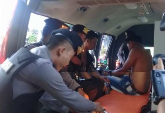Beberapa orang diamankan saat terjadi kerusuhan 
