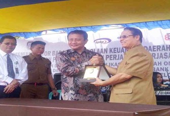 Bupati Seluma Bundra jaya, Direktur Utama BPD Agus Salim saat menerima cindra mata