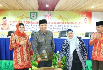 Rohidin Mersyah selaku Pembina Dekranasda Provinsi bengkulu, usai membuka secara resmi Rapat Kerja (Raker) Dekrasda Provinsi Bengkulu Tahun 2017, Rabu (19/07).