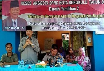 Imran Hanafi, anggota Dewan Perwakilan Rakyat (DPRD) Kota Bengkulu, Dapil II saat menjalin asmara di Kecamatan Sungai Serut