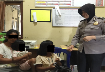 SR (26) dan kedua anaknya LDT (10) dan OS (4) saat dibawa ke Mapolres Kepahiang untuk dilakukan pembinaan. Fota (Tribratanewsbengkulu.com)