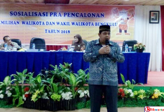 Darlinsyah, Ketua KPU Kota Bengkulu saat memaparkan aturan-aturan baru terkait Pilkada