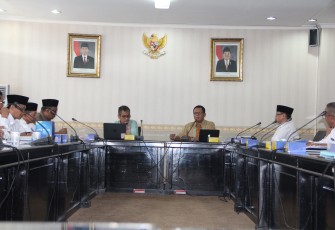 Adlinsyah Nasution yang akrab disapa Coki saat memberikan pengarahan dalam Monitoring Evaluasi (Monev) dan Rencana Aksi (Renaksi) Pencegahan Korupsi Terintegrasi Pemerintah Kabupaten-Kota Se-Provinsi Bengkulu oleh Tim Korsupgah KPK RI di Ruang Rapat Lantai III Setda Provinsi Bengkulu, Rabu (09/08).