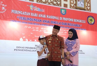 Plt. Gubernur Rohidin Mersyah saat menghadiri Acara Puncak Peringatan Hari Anak Nasional Provinsi Bengkulu, di gedung serbaguna Pemda Bengkulu