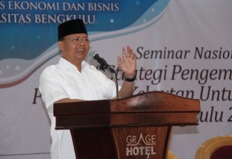 Plt. Gubernur Rohidin Mersyah saat menjadi keynote speaker dalam seminar nasional bertema Strategi Pengembangan Pariwisata Kelautan untuk Mewujudkan Visit Bengkulu 2020.