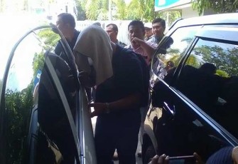 Oknum yang terjaring OTT KPK saat dibawa ke mobil menuju Bandara Fatmawati Soekarno