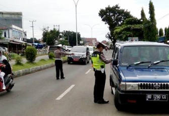 Saat razia, polisi menghentikan kendaraan dinas dan juga kendaraan lainnya