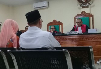 Ridwan Mukti dan istri saat menjalani sidang di PN Tipikor Bengkulu, Kamis (12/10)