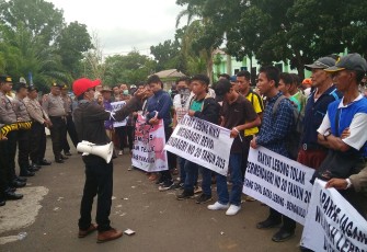 Dedi (Topi Merah) saat memimpin aksi di depan kantor gubernur Provinsi Bengkulu