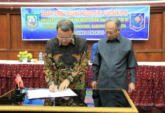 Penandatanganan SK serah terima PNS lulusan IPDN angkatan XXIII dari Kemendagri RI kepada Pemerintah Provinsi.