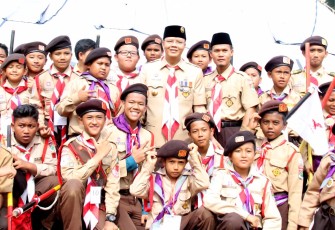 Ptl Gubernur Bengkulu Rohidin Mersyah dalam penutupan Kemah Ukhwah Wilayah Bengkulu, Satuan Komunitas Pramuka Sekolah Islam Terpadu (SIT), Minggu, (24/09).