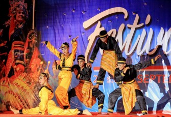 Persembahkan tari tradisi
