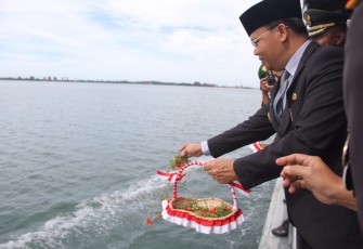 Plt Gub Rohidin Mersyah saat melakukan tabur bunga di Pelabuhan Pulau Baai, Jumat (10/11/2017).