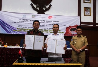 Plt Gubernur dan Ketua Dewan Pers Yosep Adi Prasetyo Berfoto bersama